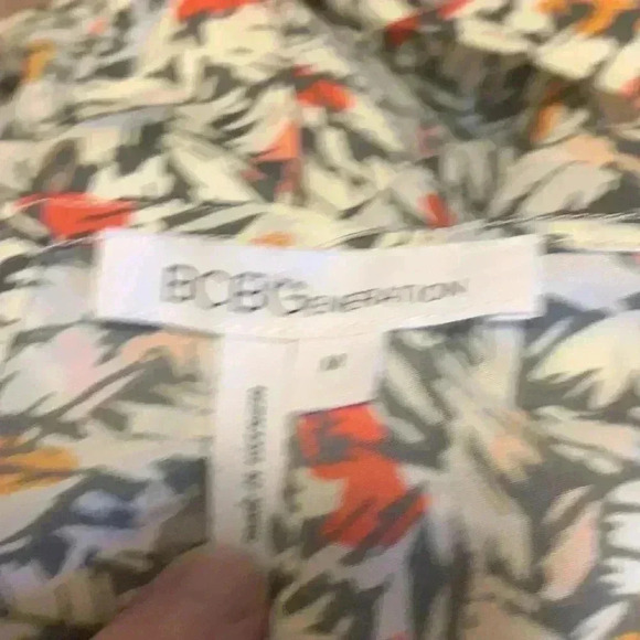 BCBGeneration top w back cutouts,  light, airy, button-down tunic - Picture 4 of 5